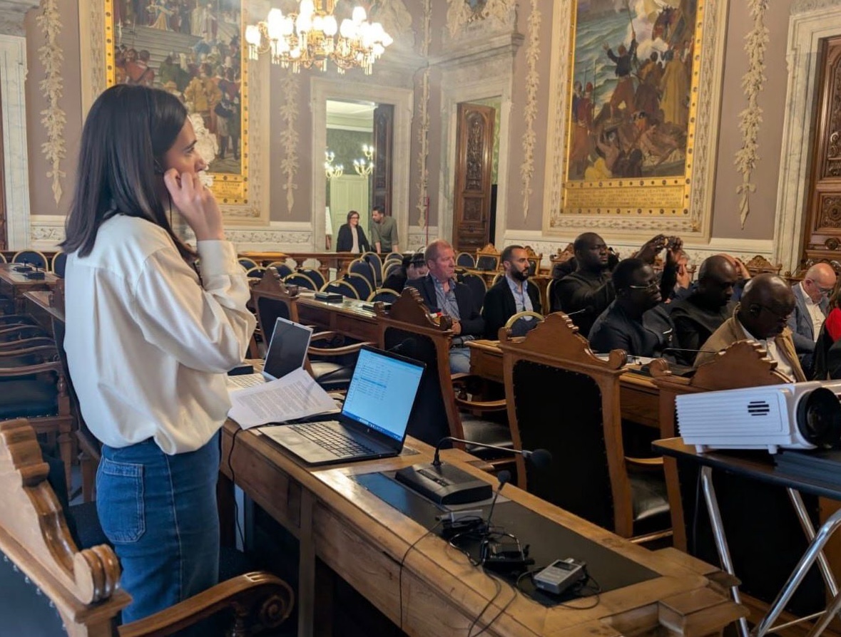 Interprete durante un servizio di interpretariato in un incontro istituzionale internazionale