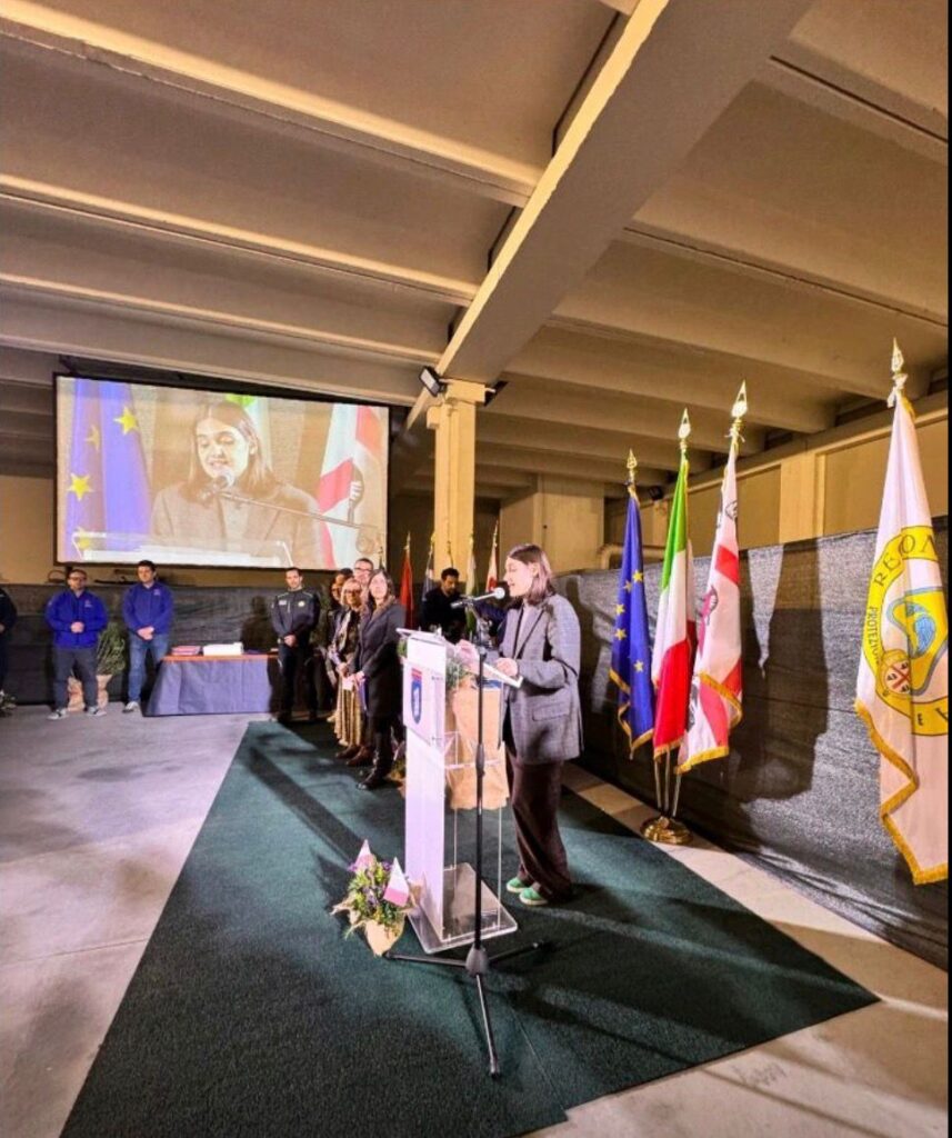 Virginia Pili durante interpretazione consecutiva a EUMODEX 2025 in Sardegna, esercitazione europea di protezione civile.