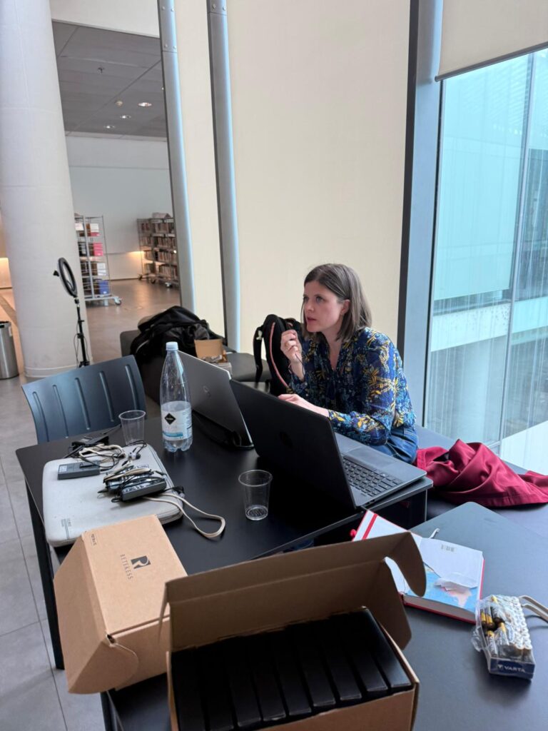 Annabelle Peretti durante un servizio di interpretariato simultaneo con bidule alla MEM di Cagliari