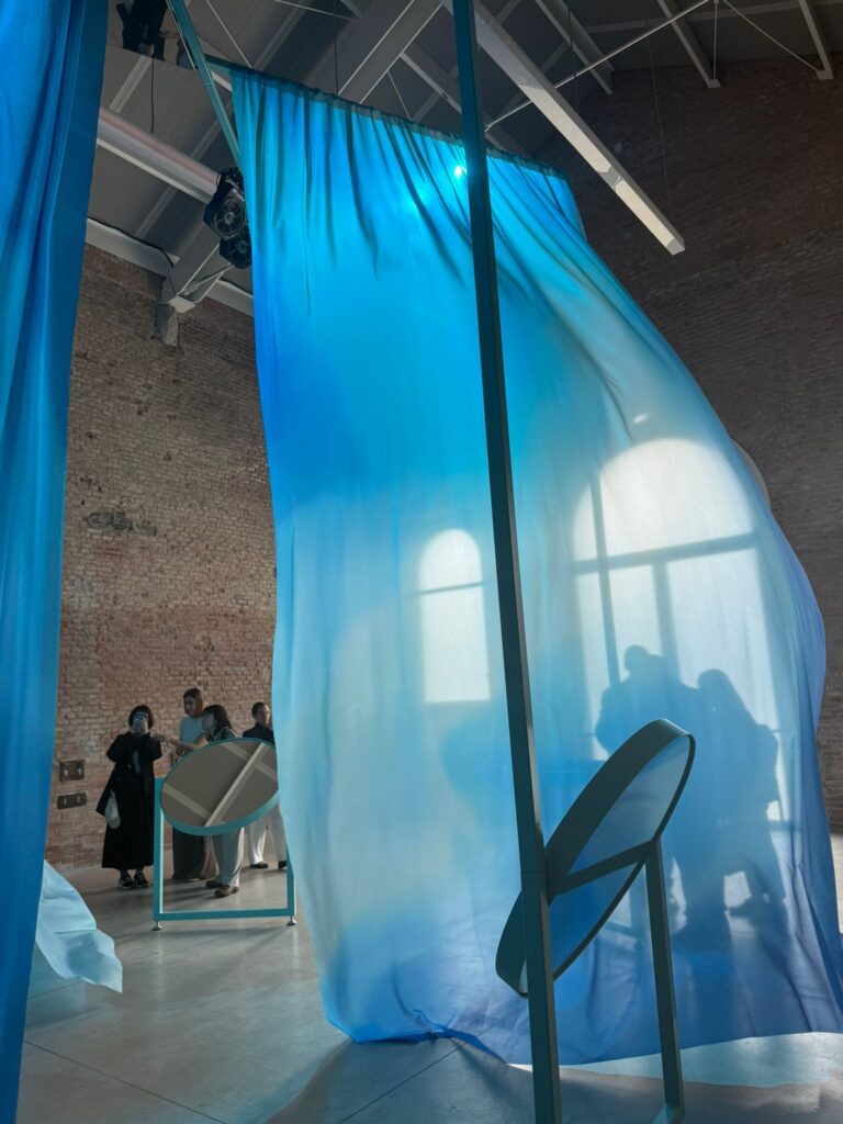 Interprete alla Milano Design Week 2026 per CIPNES Gallura durante evento internazionale alle Cavallerizze