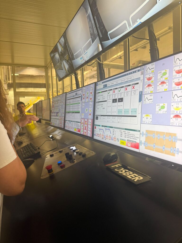 Macchinari industriali durante la visita tecnica allo stabilimento Ondulor